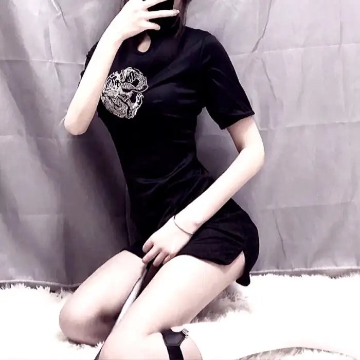 热铁皮屋顶上的猫